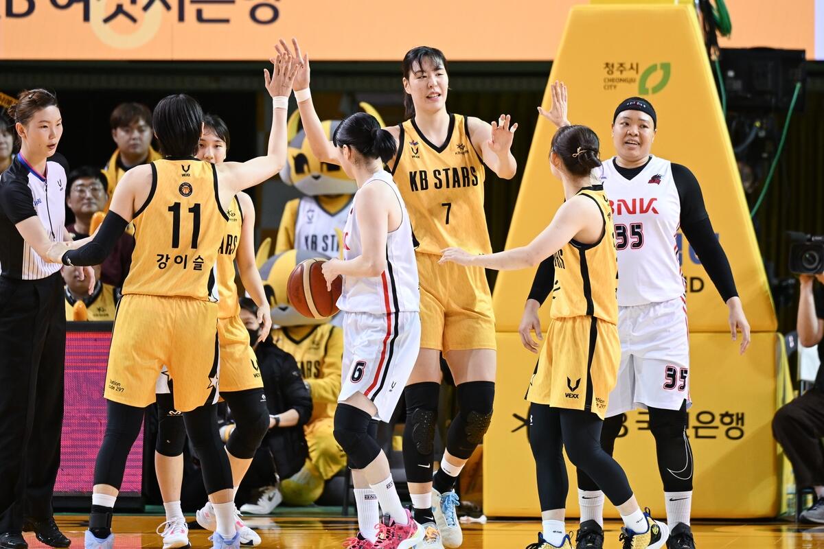 여자농구 KB, BNK 완파…맞대결 앞둔 선두 우리은행과 1승 차