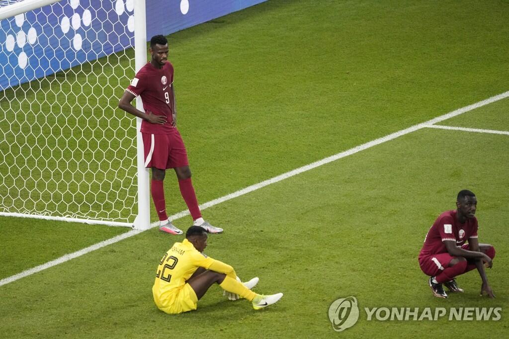 [월드컵] '높이뛰기 세계 챔피언 동생' 카타르 GK 바르샴, 데뷔전서 눈물