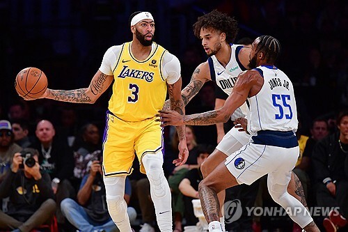 [NBA] ‘AD-르브론 54점 합작’ LAL, 접전 끝에 CLE 제압