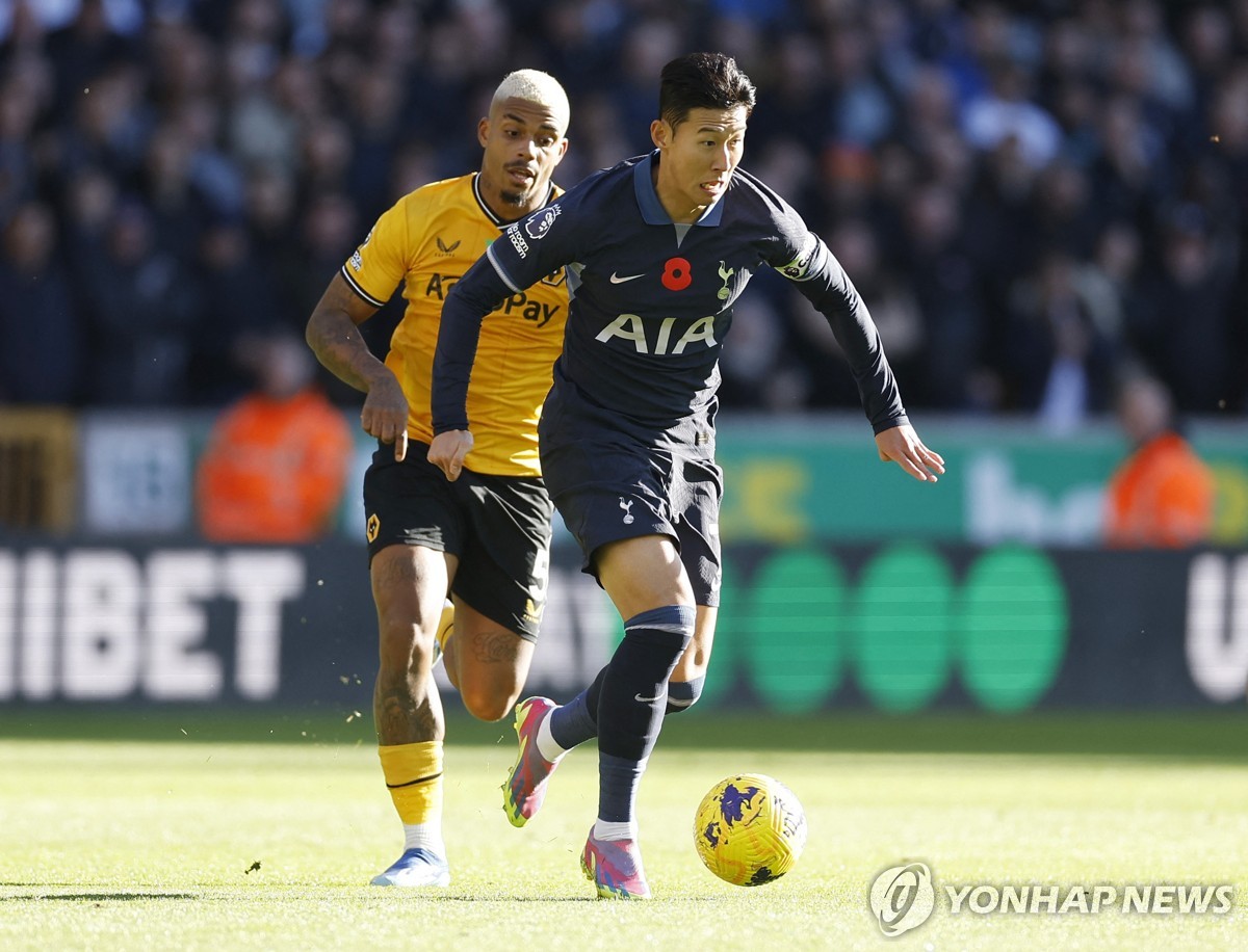 손흥민-황희찬, 맞대결서 골 침묵…울브스, 토트넘에 2-1 역전승