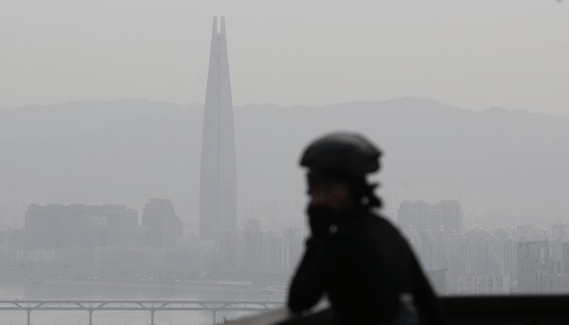 한국, 남성이 여성보다 두 배 더 자살...자살률, 미세먼지 농도 최악