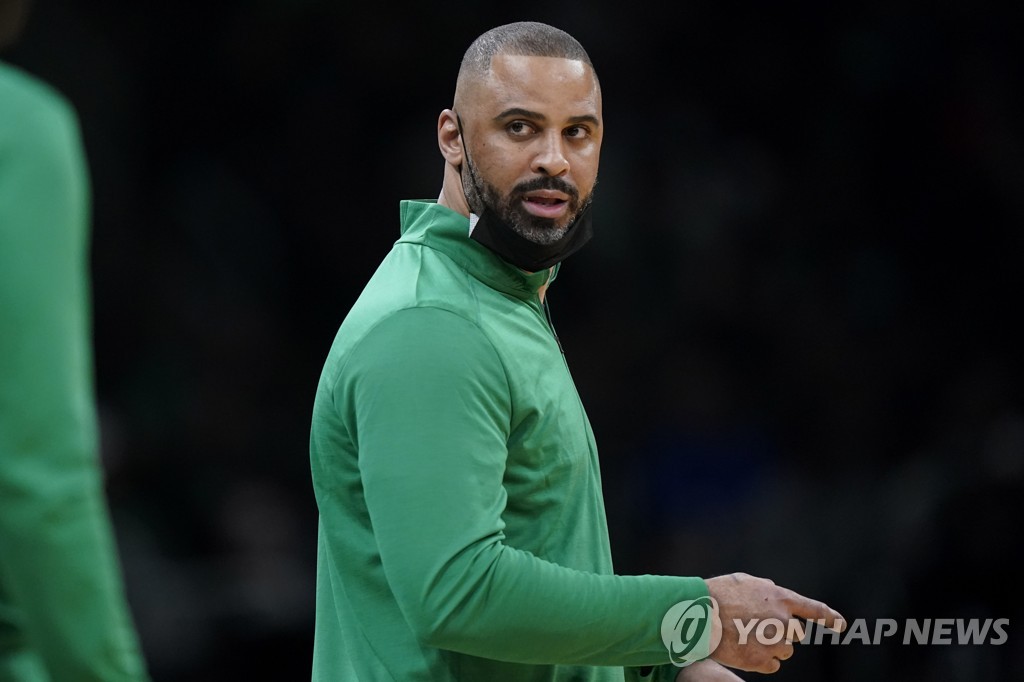 NBA 준우승팀 보스턴 감독, 직원과 '부적절한 관계'로 1년 정직