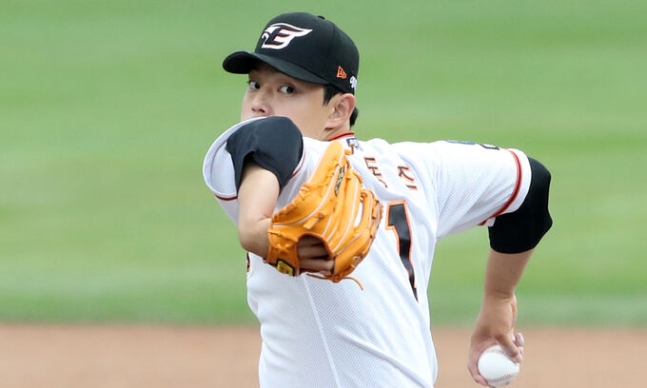 ‘첫 승’ 문동주 28.2이닝 던지고 시즌 마무리…2023년에도 신인왕 도전한다