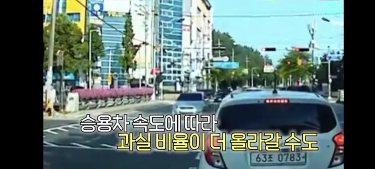 생각보다 크게 안다쳤다는 레전드 킥보드사고.gif