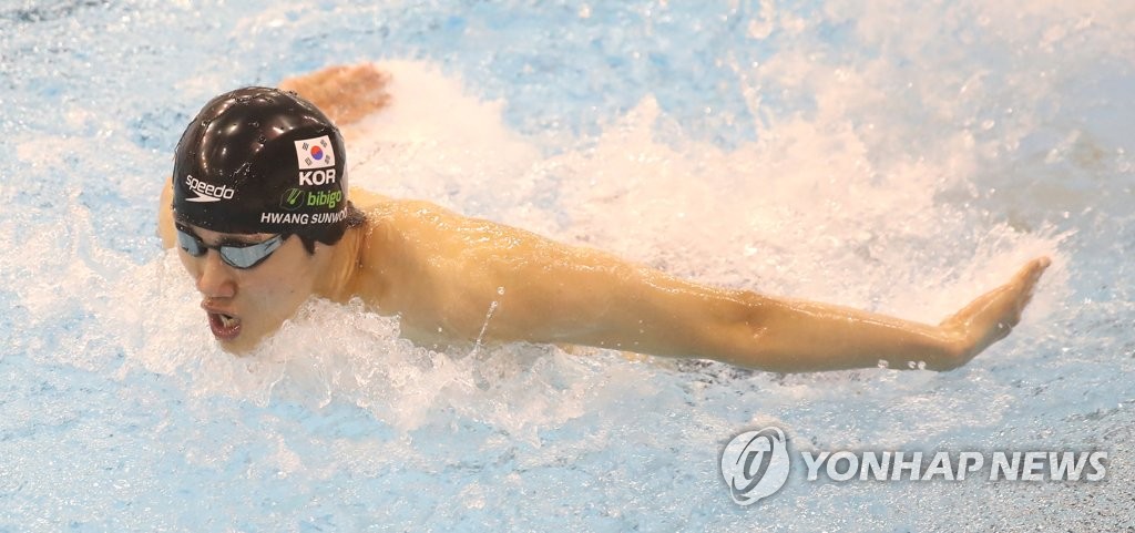 황선우, 접영 100ｍ서도 한국기록 보유자 제치고 1위