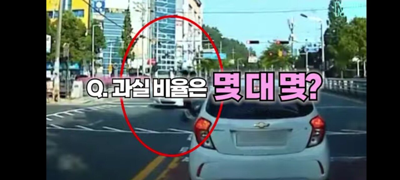 생각보다 크게 안다쳤다는 레전드 킥보드사고.gif