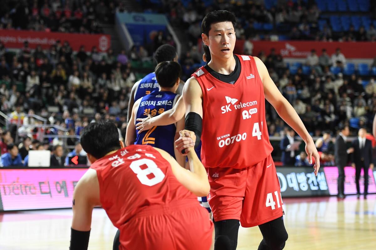 프로농구 MVP 면모 되찾는 오세근…안영준 복귀에 반색