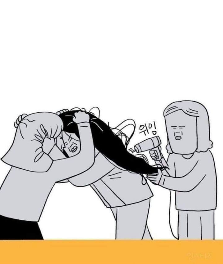 여동생하고 머리채 잡고서 싸우는데 엄마가 말리는거 그려주세요