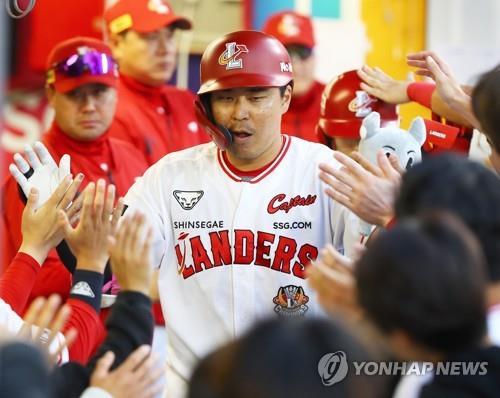 한유섬 4안타·6타점 SSG, 5위 굳히기…5연패 NC는 불안한 3위