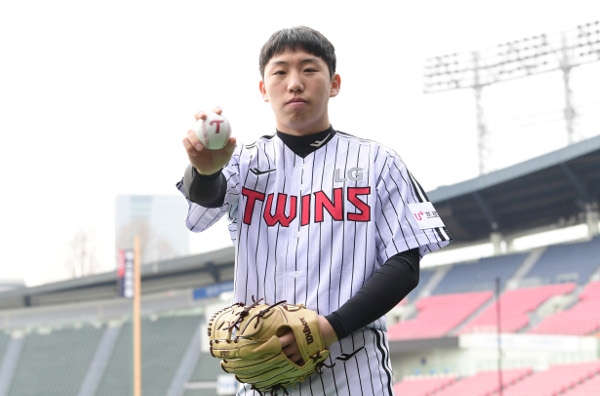 174cm 키, 150km 구속… “제 야구 보여드릴게요” 174cm 키, 150km 구속… “제 야구 보여드릴게요”