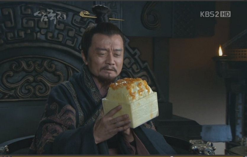 삼국지에서 왜 허니브레드 들고있나