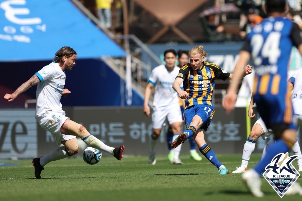 '루빅손 멀티골' 울산, 수원 2-1 꺾고 '개막 6연승 신바람'