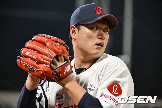 포수 유망주→투수 전향→3년 만에 태극마크...나균안 급속 성장, 그런데 FA 3년 밖에 안 남았다 포수 유망주→투수 전향→3년 만에 태극마크...나균안 급속 성장, 그런데 FA 3년 밖에 안 남았다