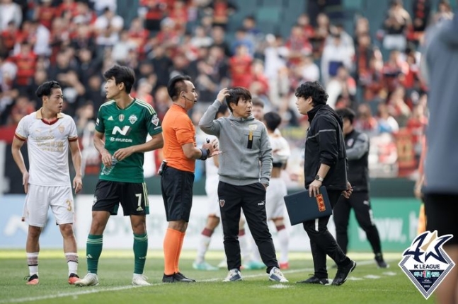 교체 실수로 12명 뛴 포항…축구 경기 규칙 봤더니