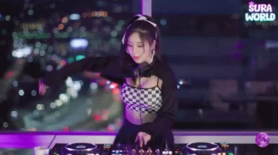 DJ 수라 비키니 매끈한 복근 몸매