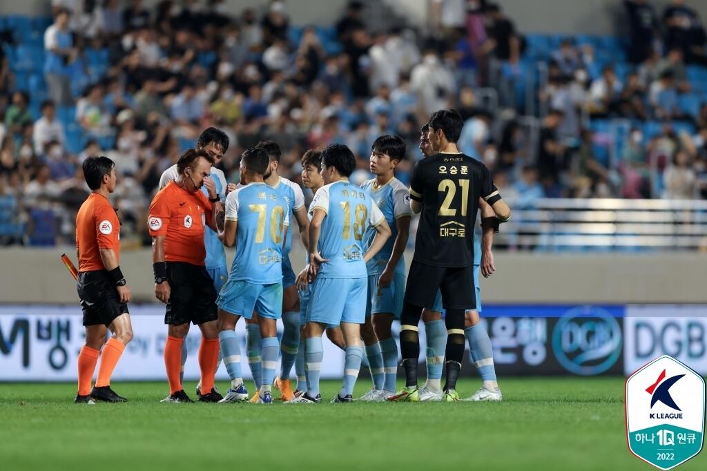 프로축구연맹, '관중 페트병 투척' 대구FC에 제재금 1천만원