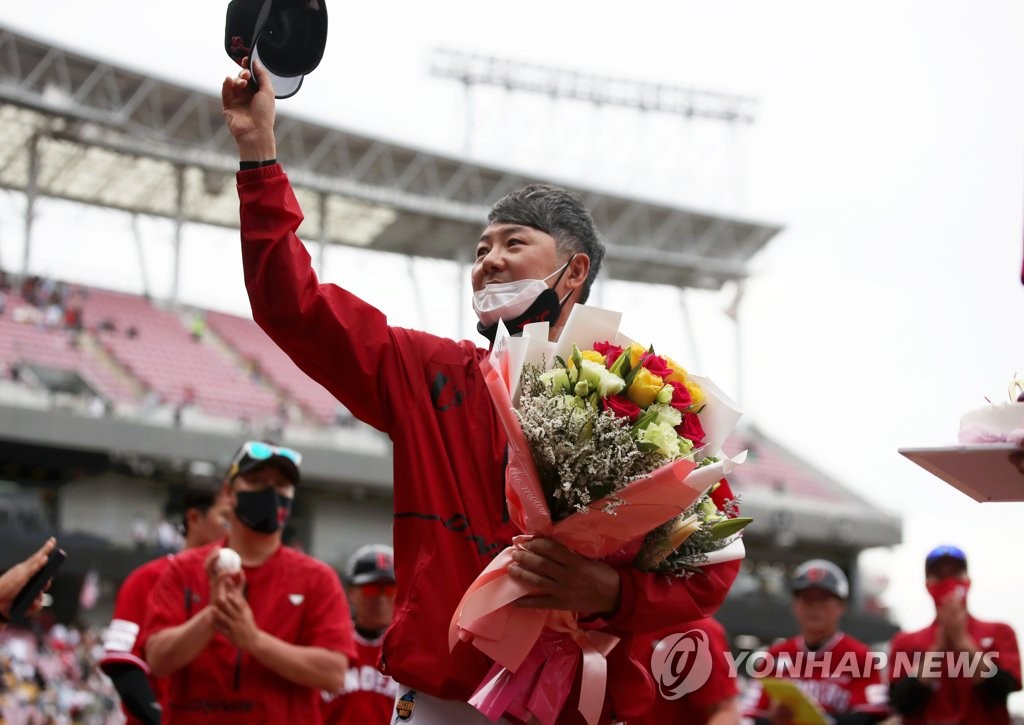 벌써 두 명 낙마…계약 만료 앞둔 감독 4명의 운명은