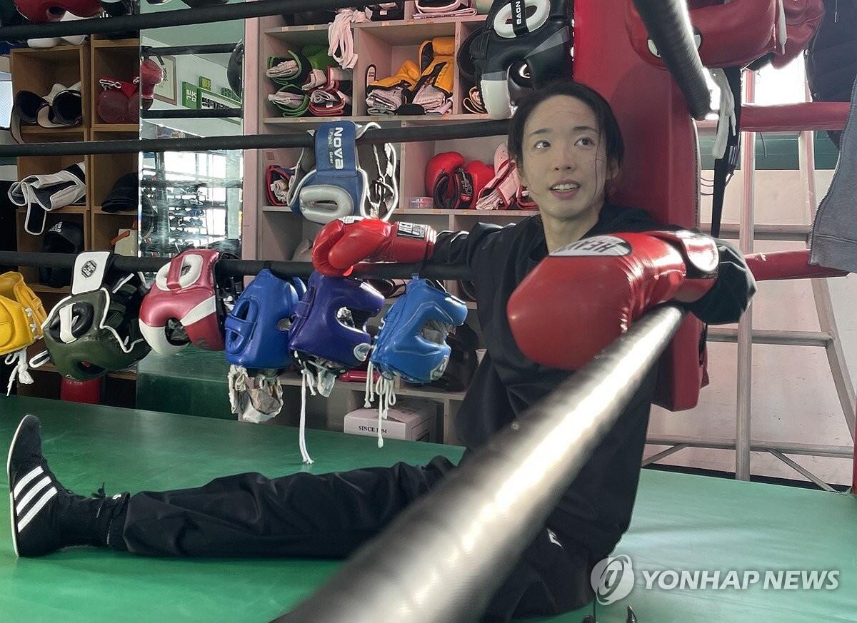 목에는 청진기, 손에는 복싱 글러브…
