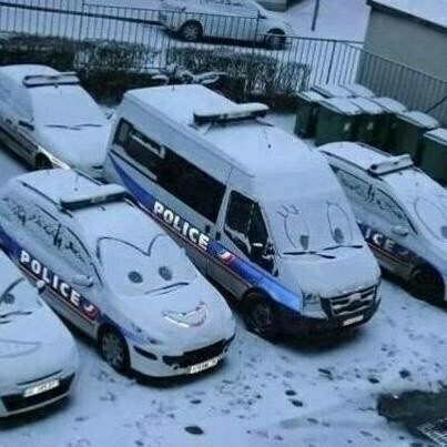 폭설 내린 날, 경찰서 주차장에 나타났었던 빌런.jpg