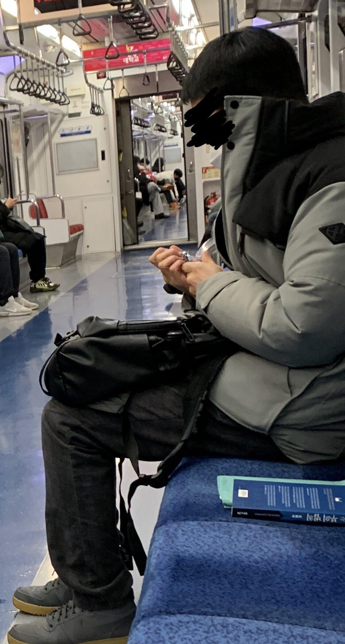 지하철에서 손톱 깎는건 또 뭔데