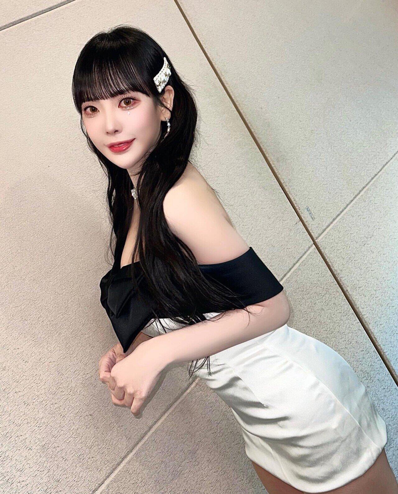 퀸다미 흰 란제리룩 몸스타그램 신작