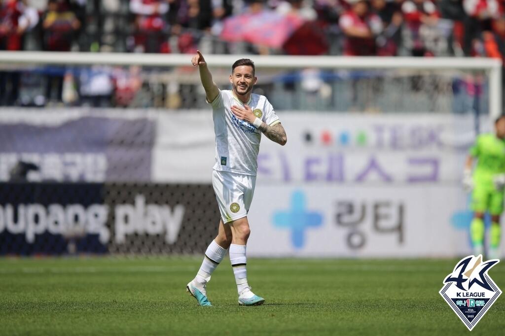 K리그2 김포, 김천 2-0 꺾고 1위 점프…개막 9경기 무패