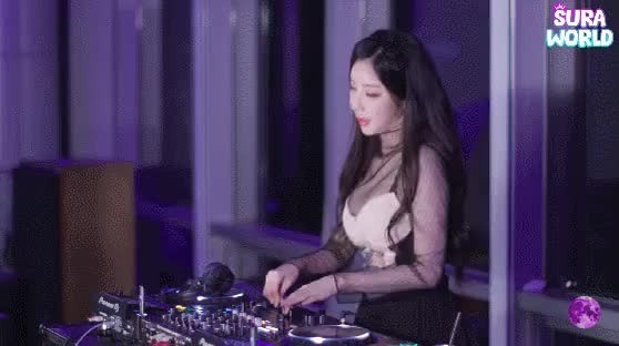 DJ 수라 비키니 매끈한 복근 몸매